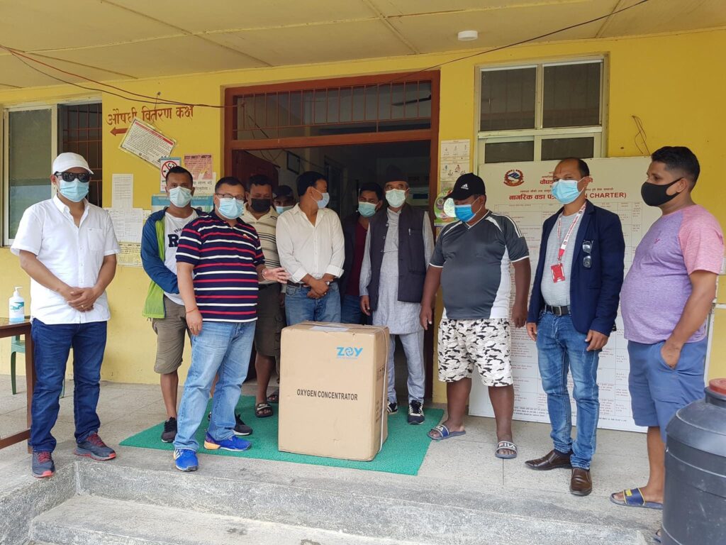 raprapa dr prakash chandra lohani provide oxygen concentrator to health post