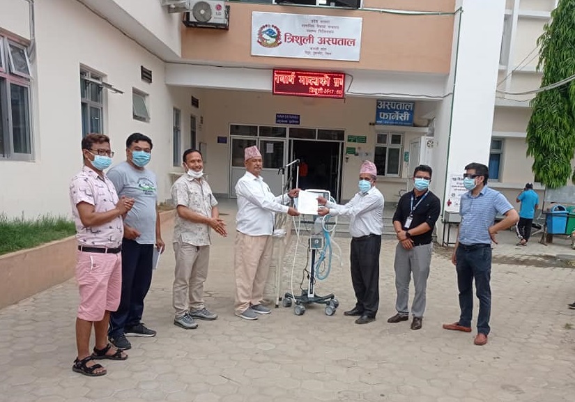समाजसेवी शुक्रमानद्वारा त्रिशुली अस्पताललाई करिब २० लाख बराबरको आईसियु बेड हस्तान्तरण