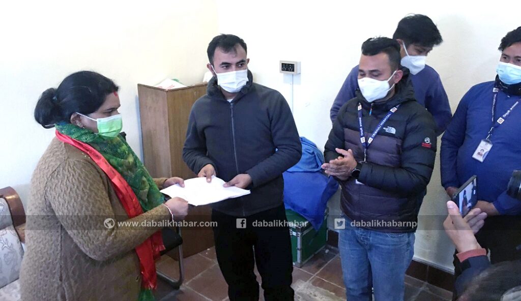 Health workers hand over memorandum to Minister of State for Health