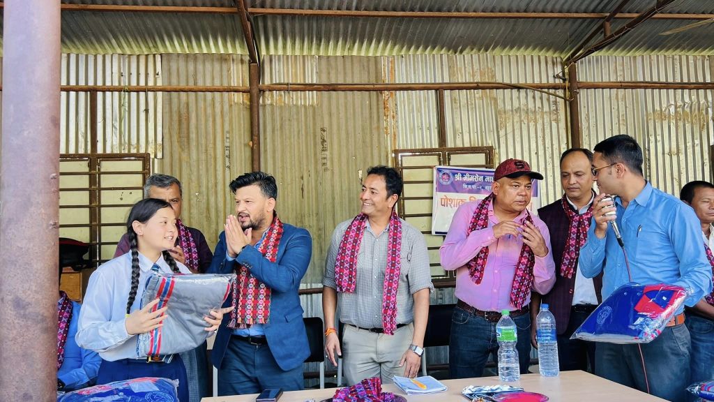 mayor rajan shrestha distirbute dress in nuwakot bidur