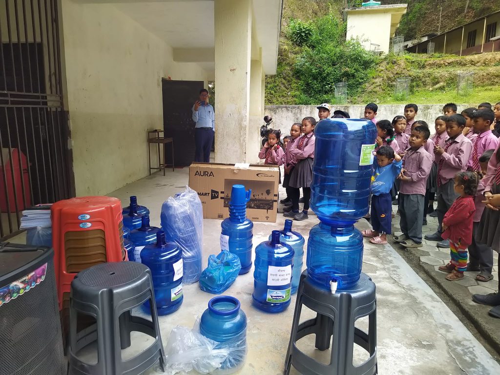 ajingare secondary school recevied smart tv and water jar set