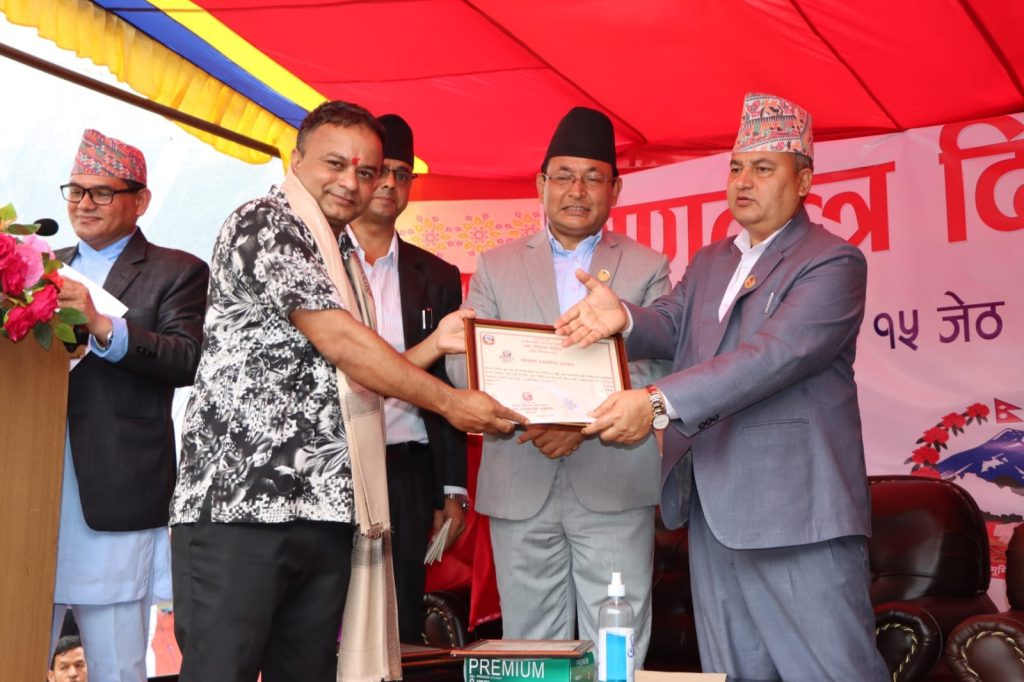shiva prasad devkota rewarded from institution journalism hetaunda
