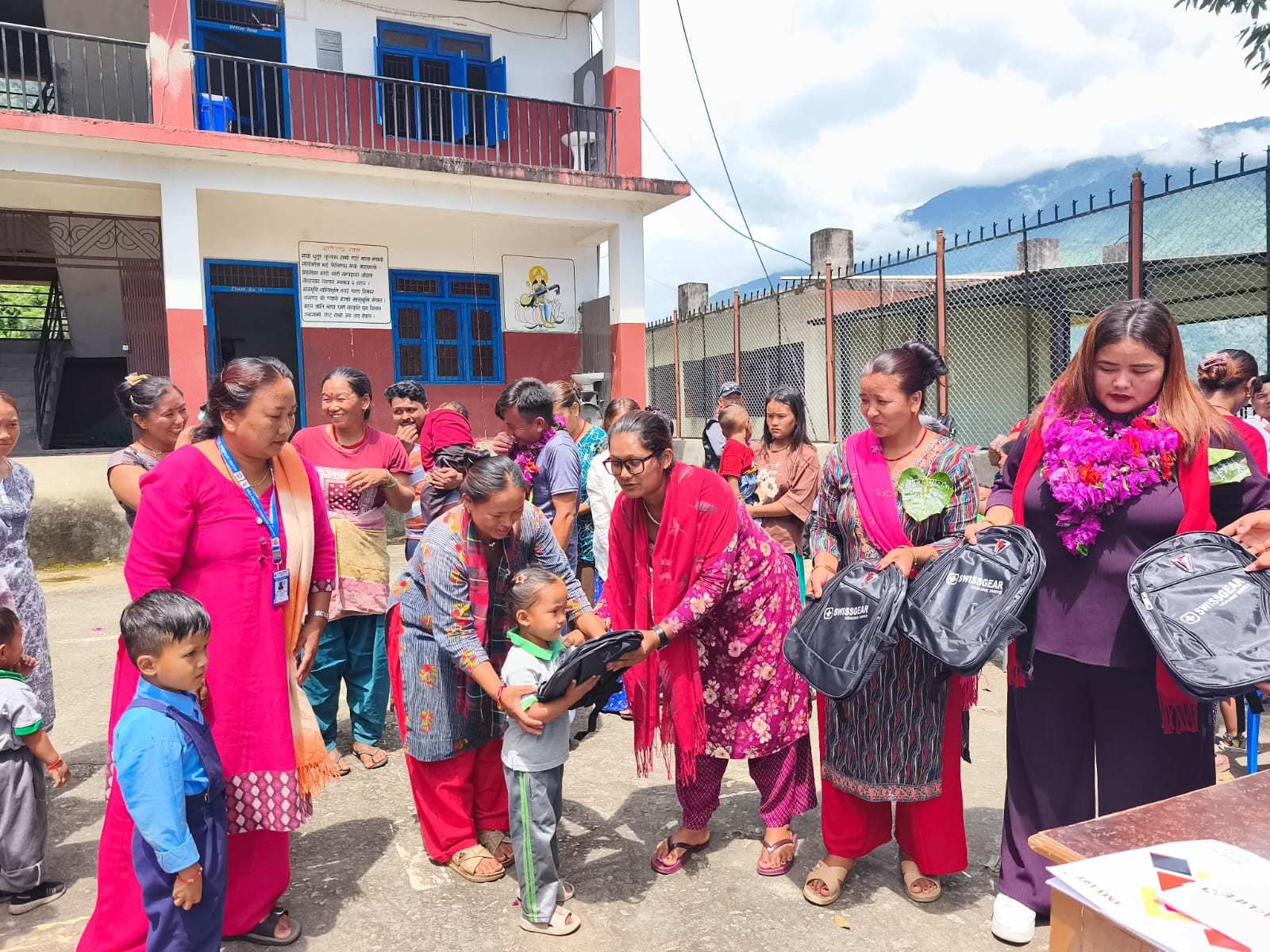 विद्यार्थीलाई झोला र स्टेशनरी वितरण