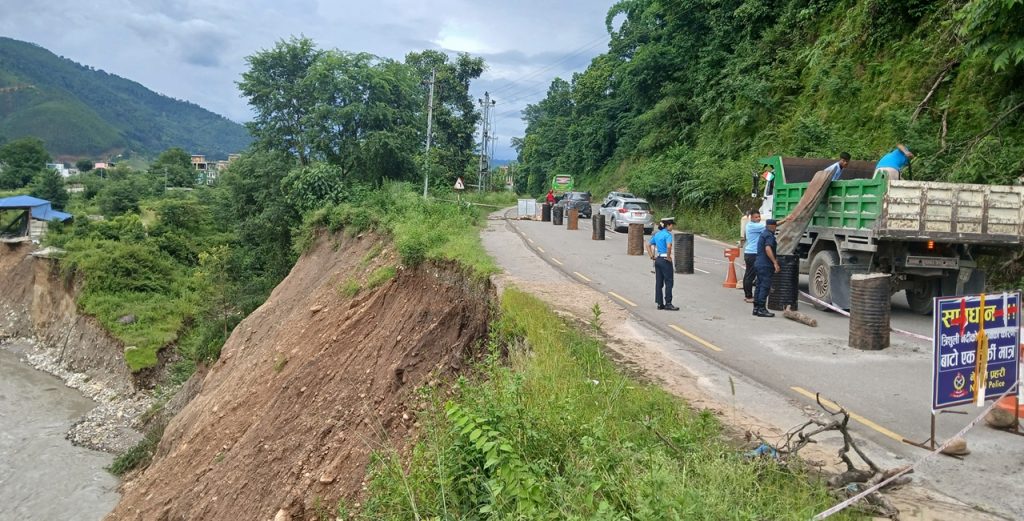 Drums as an alternative to dividers on roads to prevent accidents