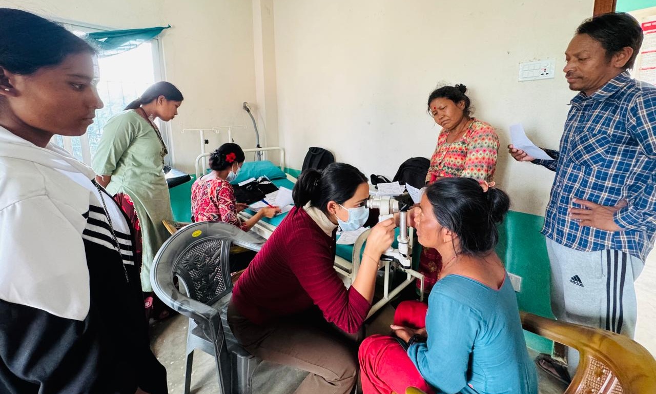 शिविरमा १५६ जनाको आँखा परीक्षण, १५ जनामा मोतियाविन्दु