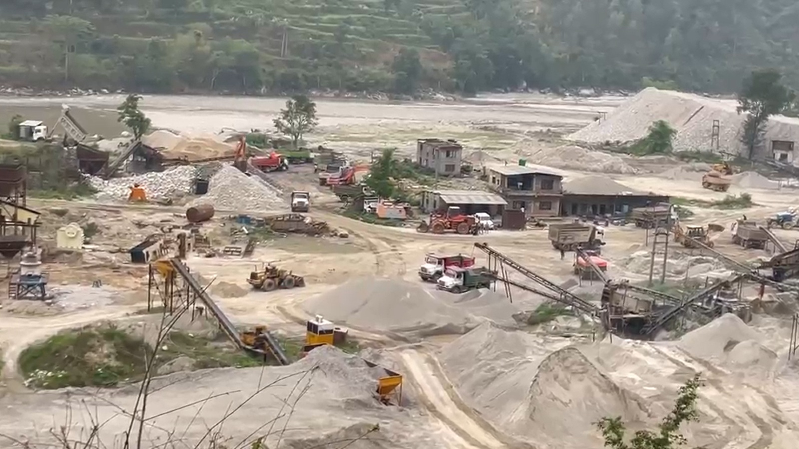 मापदण्डविपरीतका उद्योगमाथि अदालतको अंकुश, नुवाकोटका क्रसर व्यवसाय रोक्न सर्वोच्चको आदेश