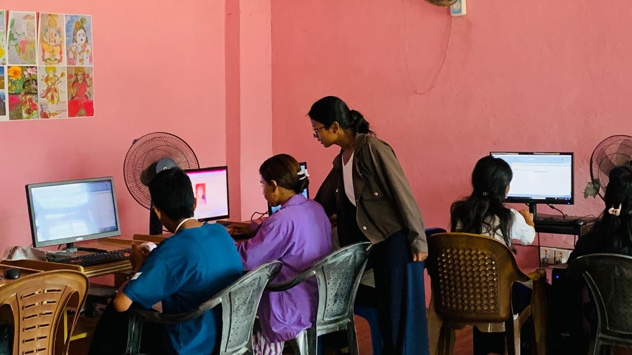 एसइई दिएका विद्यार्थी कम्प्युटर तालिममा व्यस्त, विपन्नलाई सहुलियत