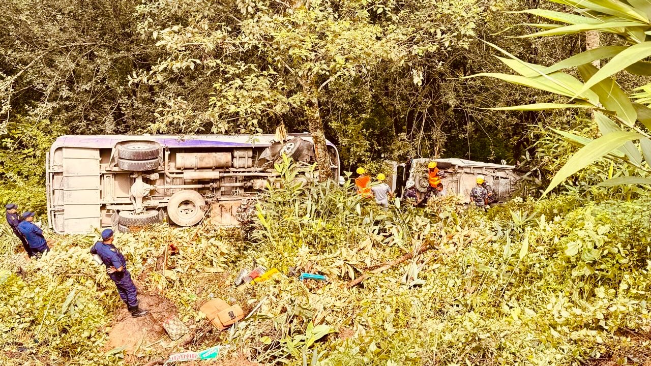 टोखा-छहरे सडकखण्डमा रोकिराखेको बस अनियन्त्रित भई खस्दा ५ जना घाइते