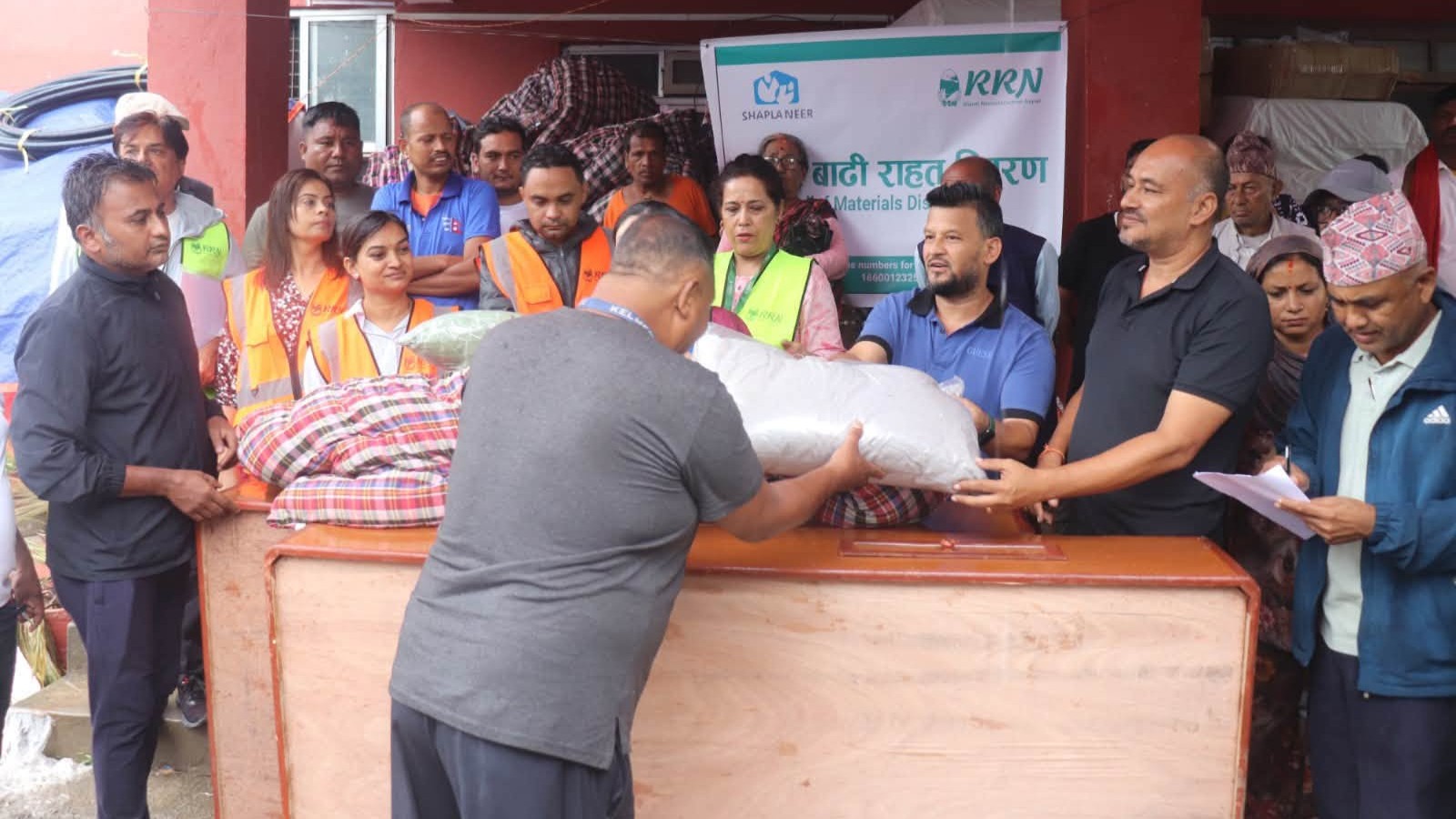 विदुर नगरपालिकाद्वारा बाढीपीडितलाई नगद तथा खाटसहितको राहत सामग्री वितरण