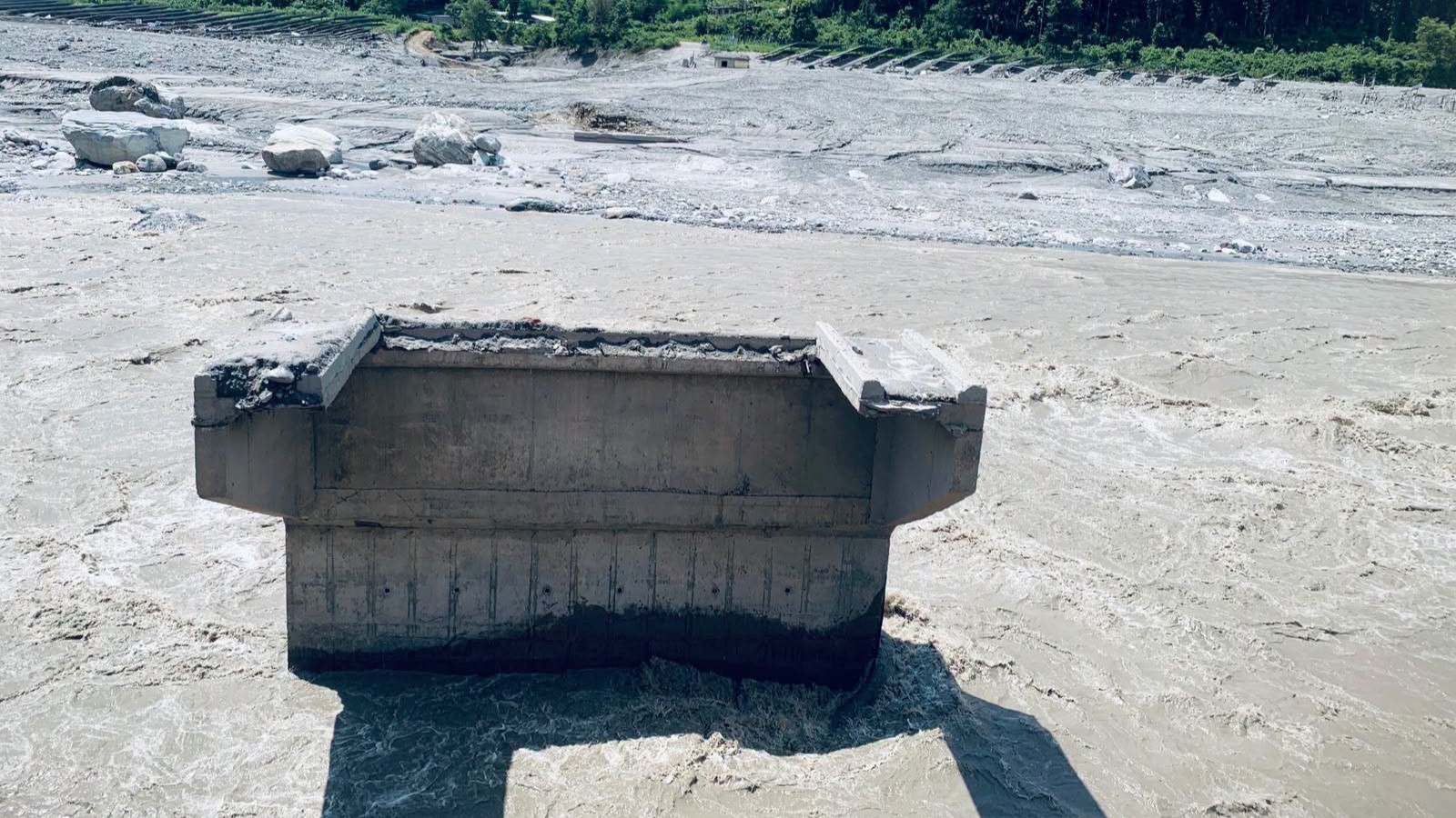 बाढीले पक्की पुल बगाएपछि विदुरमा बेली ब्रिज बनाउने