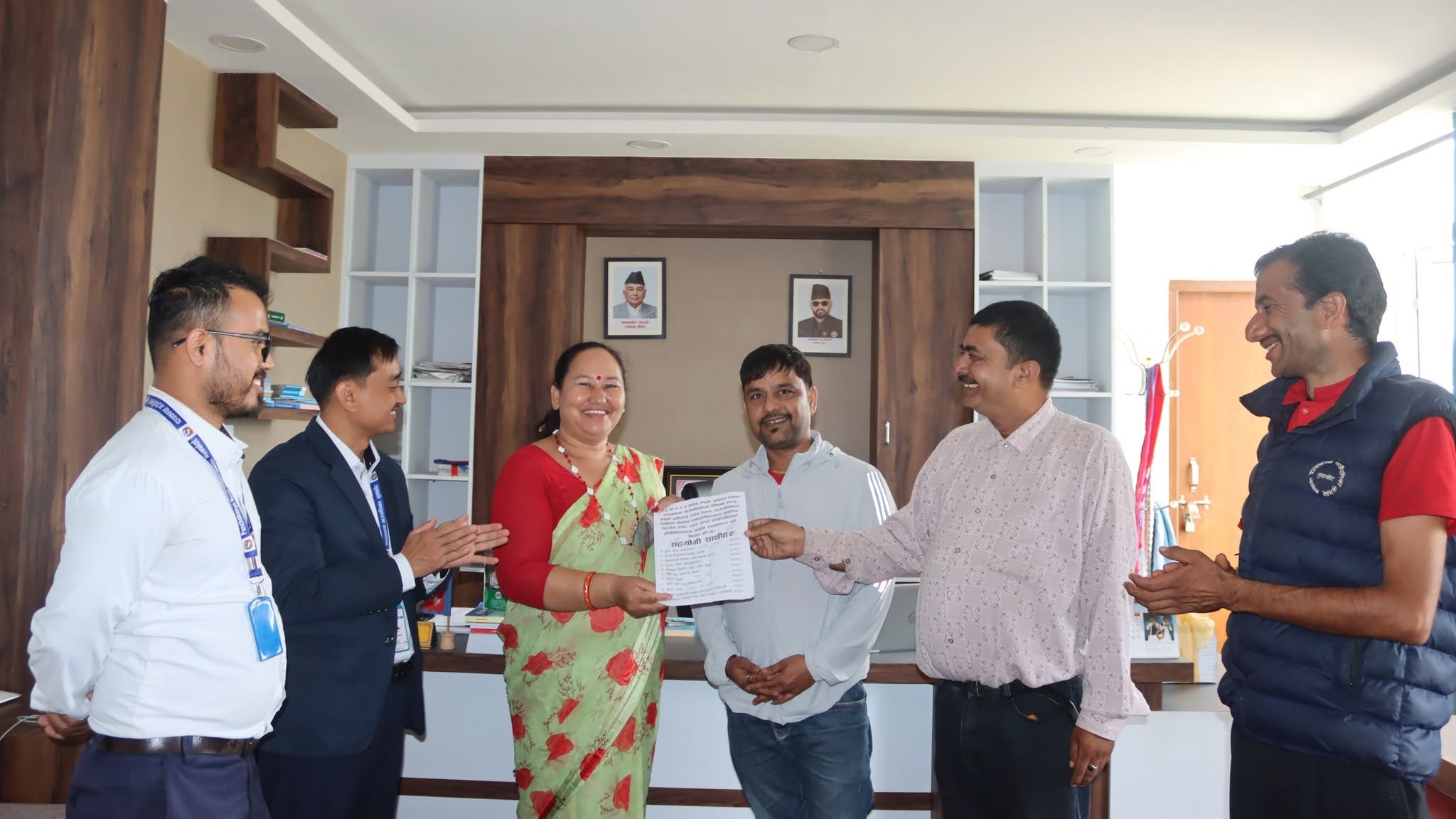 पञ्चकन्यामा निर्माण व्यवसायीद्वारा पहिरोपीडितलाई राहत रकम हस्तान्तरण