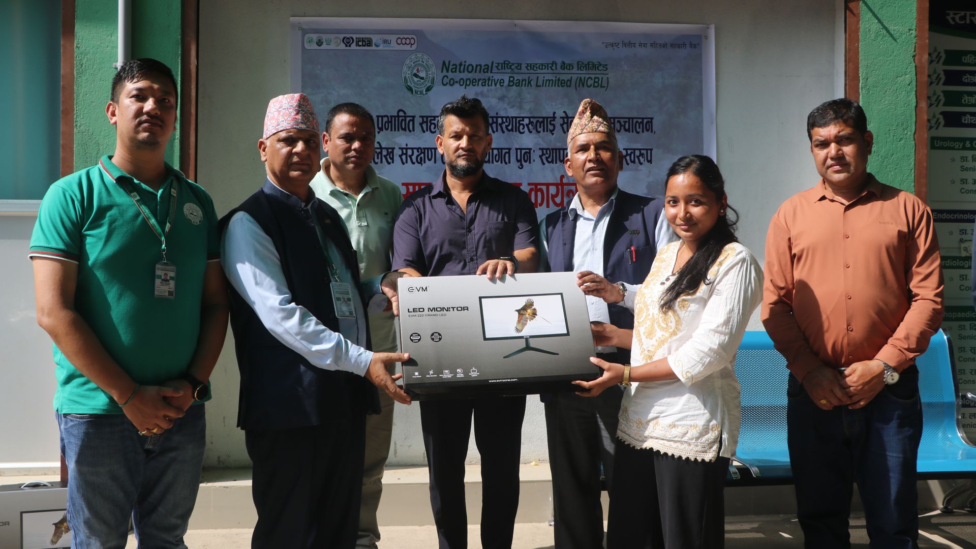 सहकारी बैंकद्वारा बाढीपीडित सहकारीलाई कम्प्युटर सामाग्री सहयोग