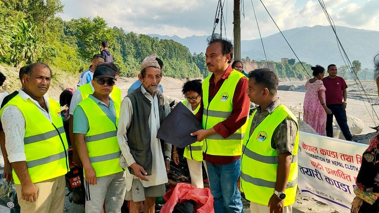 बाढीपीडितलाई कपडा व्यवसायी महासङ्घको राहत वितरण, नुवाकोटका ९५ परिवार लाभान्वित