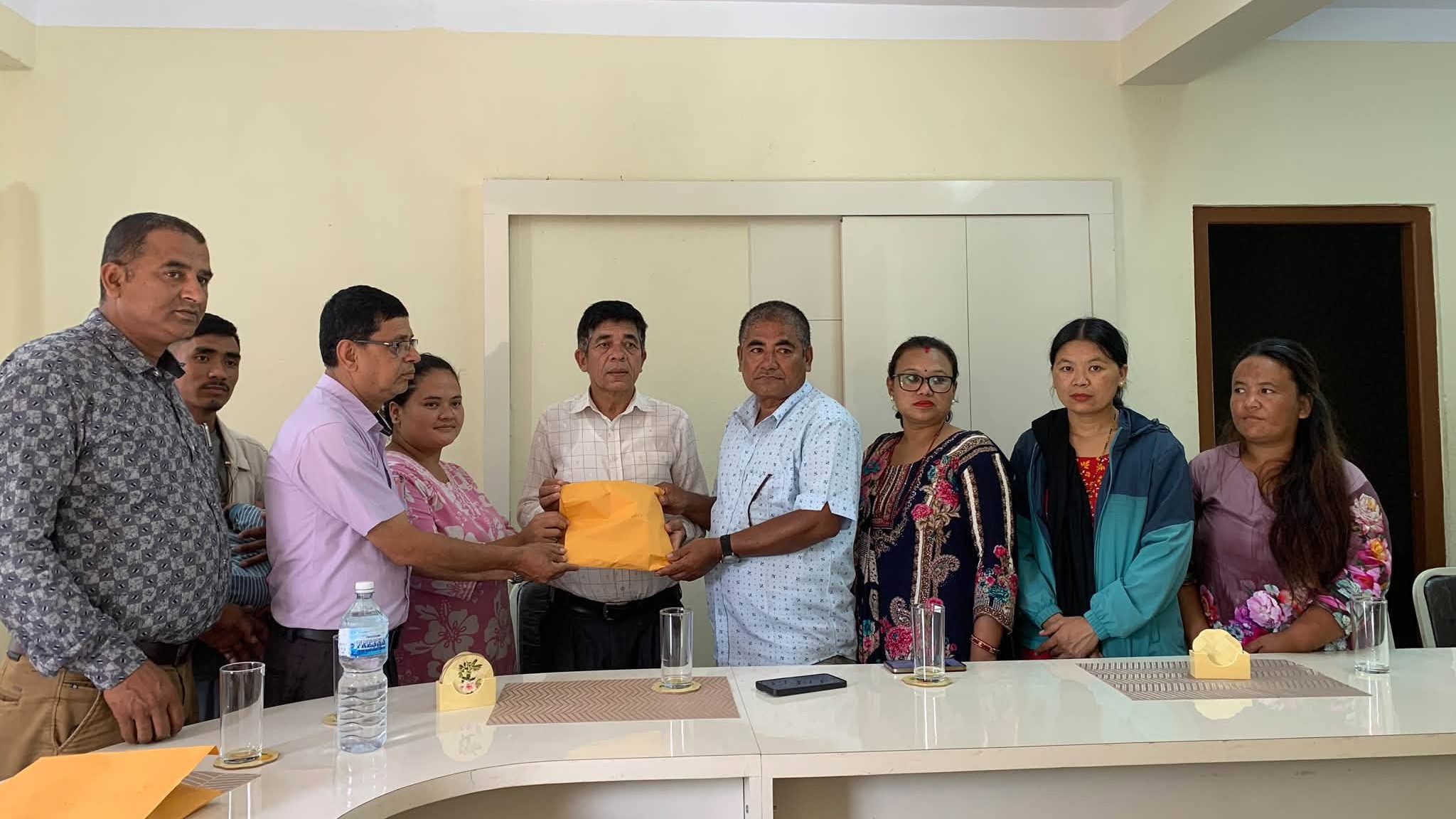 हस्त मेमोरियल स्कुलद्वारा नुवाकोटका क्षतिग्रस्त विद्यालयलाई राहत