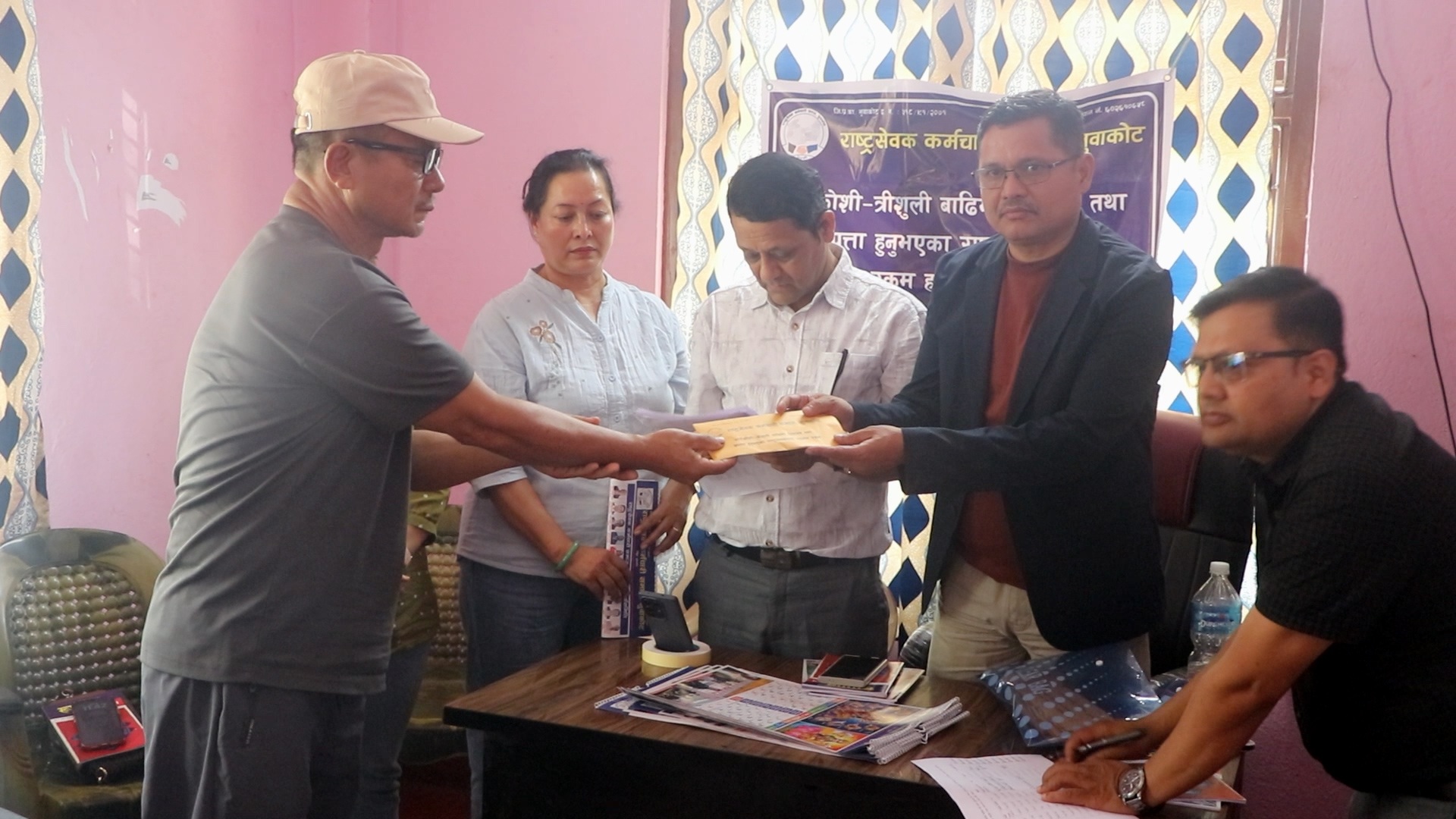 बाढीपिडितलाई राष्ट्रसेवक समाजको आर्थिक सहयोग