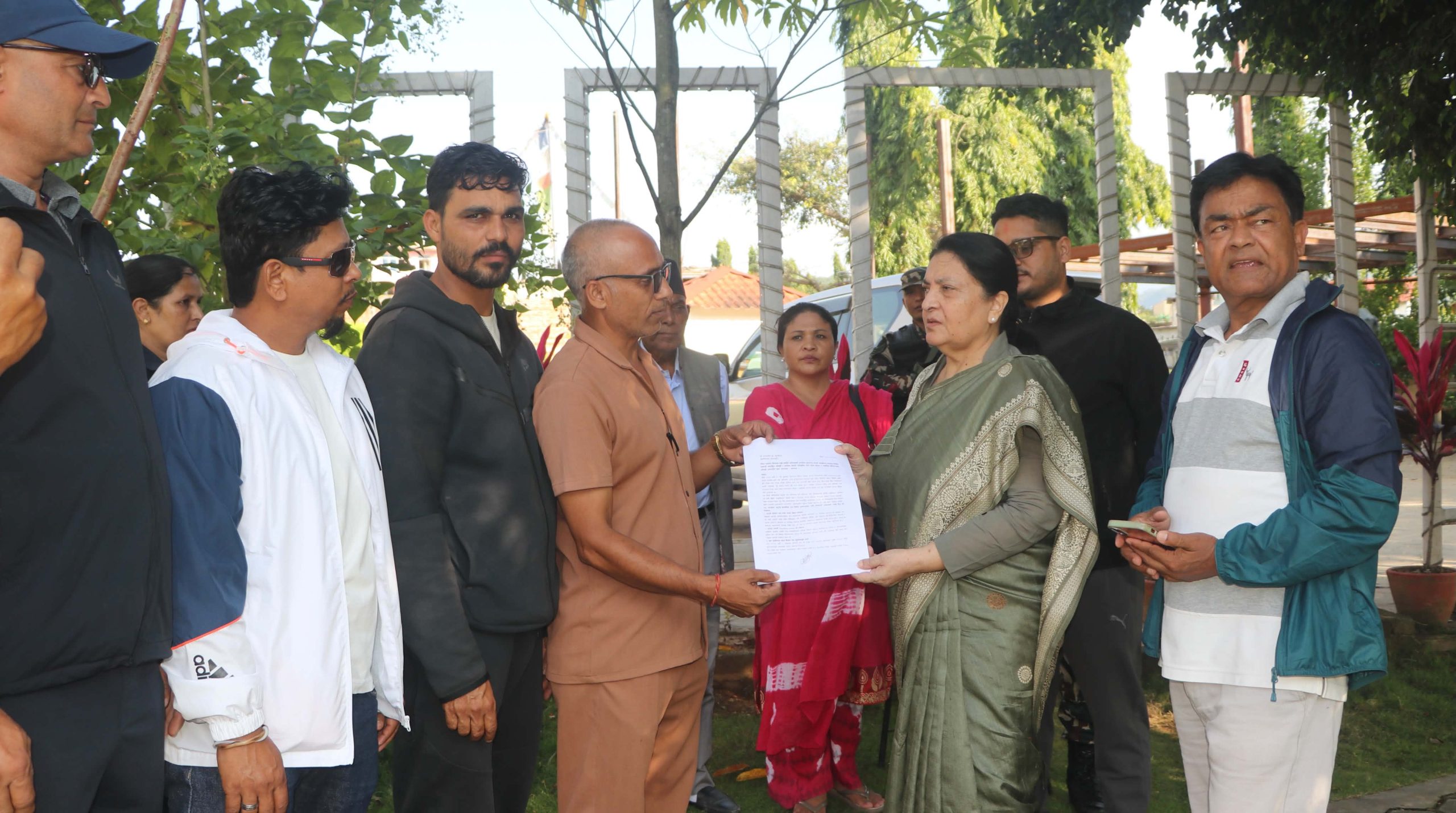 बाढीपीडित नुवाकोटका उद्योगीद्वारा पूर्वराष्ट्रपति भण्डारीलाई ज्ञापनपत्र बुझाइयो